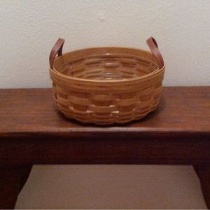 Longaberger golden 2002 round basket with 2 leather handles and plastic liner